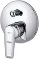 Ein chromfarbener Wand-Armatur von Ideal Standard mit einer runden Rosette und einem Hebel zum Regulieren des Wasserdurchflusses.
